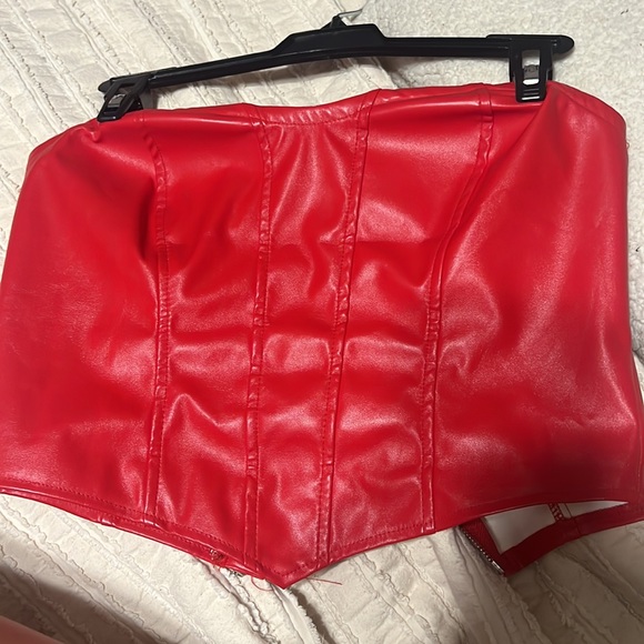 Red top kinda cropped - Picture 2 of 2